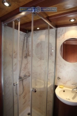 Gulet Sherm bathroom